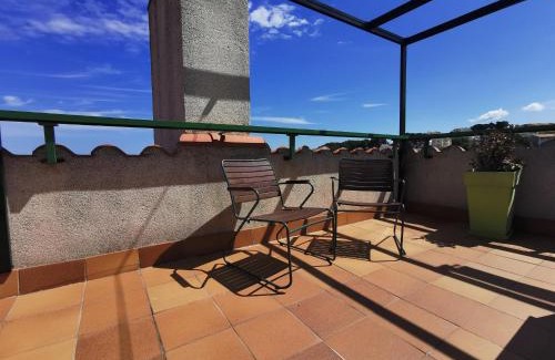 Llanca Apartment | Ático con vistas panorámicas de Llançà y piscina - ES-89-111