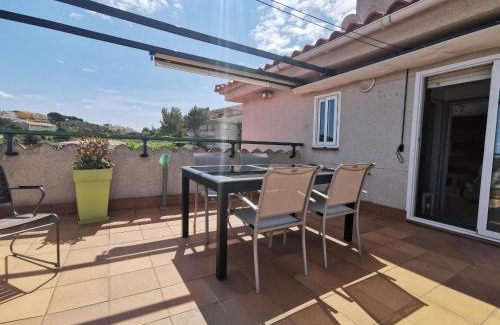 Llanca Apartment | Ático con vistas panorámicas de Llançà y piscina - ES-89-111