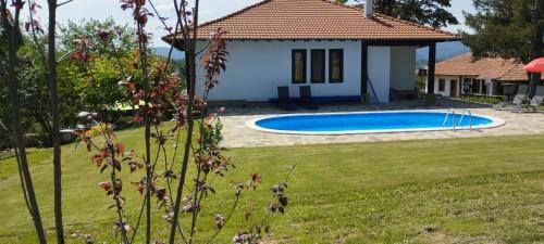 Yakovtsi Villa | Бор и Шишарка