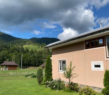 Snidavka House | Затишний будиночок біля річки