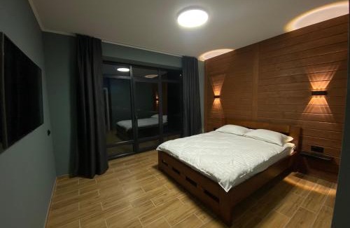 Vyzhnytsya House | Маєток на Озерах