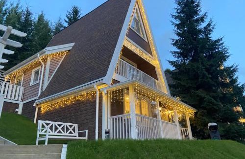 Bukovel Ski Chalet | Цілий триповерховий будинок FREEMAN-3 над річкою з альтанкою та грилем