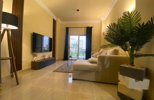 Ad-Dab'ah Apartment | شقة أرضي بحديقة وبسين لاسيرينا الساحل