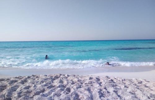 Marsa Matruh Ski Chalet | للإيجار في مطروح شاليه داخل قرية سياحية شاليه شايف البحر امتداد شاطئ الابيض البحر متاح لكن حمام السباحة هذا الصيف به أعمال صيانه 130