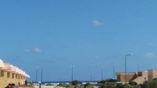 Marsa Matruh Ski Chalet | للإيجار في مطروح شاليه داخل قرية سياحية شاليه شايف البحر امتداد شاطئ الابيض البحر متاح لكن حمام السباحة هذا الصيف به أعمال صيانه 130