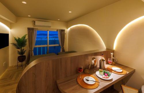 Yonabaru Apartment | オーシャンビュー窓から見える景色を想い出にThe琉球タワー10A