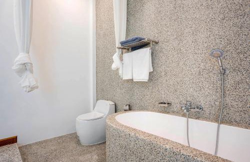 Central Pattaya Villa | 芭提雅中心区独栋泳池别墅5卧6卫3厅KTV鱼池billiards烧烤芭提雅海滩步行街500m双条车