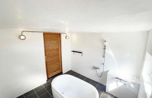 Okinawa House | 赤瓦の一軒家で伝統とモダンを満喫。ベッド6台、市内観光スポット車で15分以内。12時チェックアウト