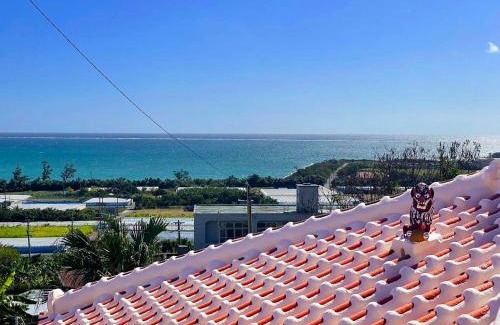 Okinawa House | 赤瓦の一軒家で伝統とモダンを満喫。ベッド6台、市内観光スポット車で15分以内。12時チェックアウト