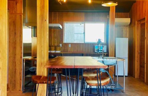 Okinawa House | 赤瓦の一軒家で伝統とモダンを満喫。ベッド6台、市内観光スポット車で15分以内。12時チェックアウト