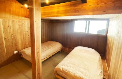 Okinawa House | 赤瓦の一軒家で伝統とモダンを満喫。ベッド6台、市内観光スポット車で15分以内。12時チェックアウト