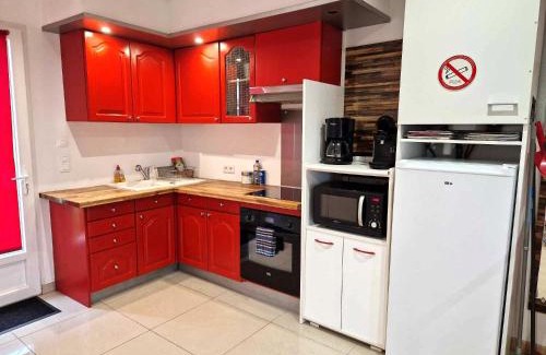 Razac-sur-l'Isle Apartment | 03 - Joli studio traversant situé au rdc avec 2 lits, tout équipé pour 1, 2 ou 3 personnes maximum, entrée indépendante donnant sur parking dont une place est réservée devant la porte, grand fourgon possible et petit jardin sur l'arrière comme une maison
