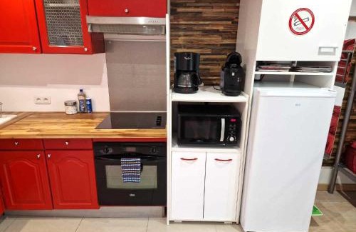 Razac-sur-l'Isle Apartment | 03 - Joli studio traversant situé au rdc avec 2 lits, tout équipé pour 1, 2 ou 3 personnes maximum, entrée indépendante donnant sur parking dont une place est réservée devant la porte, grand fourgon possible et petit jardin sur l'arrière comme une maison
