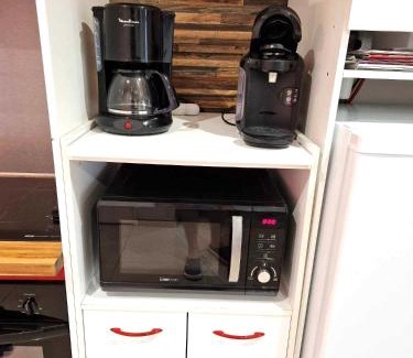 Razac-sur-l'Isle Apartment | 03 - Joli studio traversant situé au rdc avec 2 lits, tout équipé pour 1, 2 ou 3 personnes maximum, entrée indépendante donnant sur parking dont une place est réservée devant la porte, grand fourgon possible et petit jardin sur l'arrière comme une maison