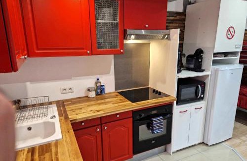 Razac-sur-l'Isle Apartment | 03 - Joli studio traversant situé au rdc avec 2 lits, tout équipé pour 1, 2 ou 3 personnes maximum, entrée indépendante donnant sur parking dont une place est réservée devant la porte, grand fourgon possible et petit jardin sur l'arrière comme une maison