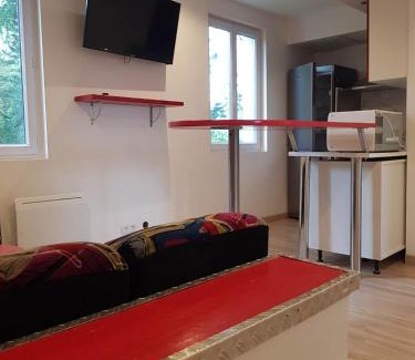 Razac-sur-l'Isle Apartment | 05 - Très joli 3 pièces neuf 2 chambres, logement tout équipé pour 1 à 4 personnes maximum, vue sur jardin avec parking privatif, grand fourgon possible, tout le linge de maison est fourni