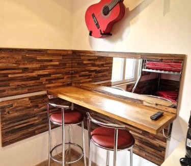 Razac-sur-l'Isle Apartment | 06 - Très joli 2 pièces neuf climatisé pour 1 à 4 personnes avec 3 lits, vue sur jardin, parking privatif gratuit, grand fourgon possible, tout le linge de maison est fourni