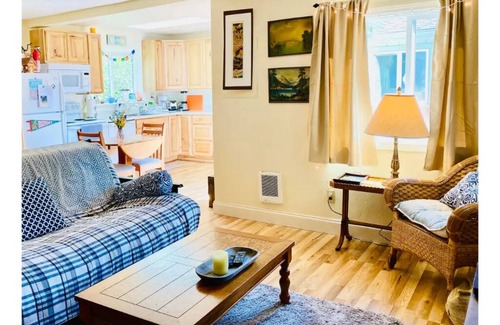 Seaview Cabin | .08 mi walk to the beach, fully equipt home, wifi, quiet neighborhood.