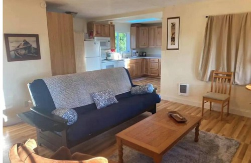 Seaview Cabin | .08 mi walk to the beach, fully equipt home, wifi, quiet neighborhood.