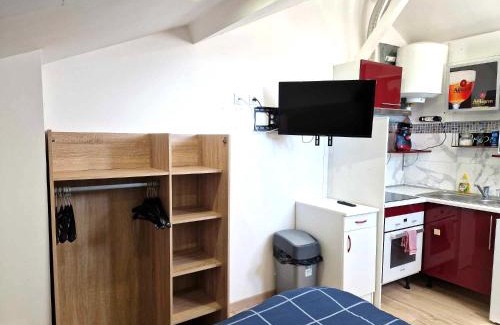 Razac-sur-l'Isle Apartment | 08 - Très joli studio tout équipé avec clim, parking privatif gratuit, grand fourgon possible, tout le linge de maison est fourni