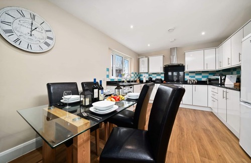 Stanwell Apartment | 09 - Heathrow Living Serviced Apartments by Ferndale