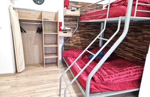Razac-sur-l'Isle Apartment | 09 - Joli studio avec clim, 2 lits, logement tout équipé pour 1, 2 ou 3 personnes maximum, vue sur parc arboré, parking privatif gratuit, grand fourgon possible, tout le linge de maison est fourni