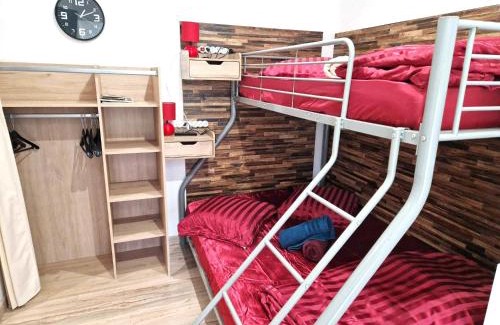 Razac-sur-l'Isle Apartment | 09 - Joli studio avec clim, 2 lits, logement tout équipé pour 1, 2 ou 3 personnes maximum, vue sur parc arboré, parking privatif gratuit, grand fourgon possible, tout le linge de maison est fourni