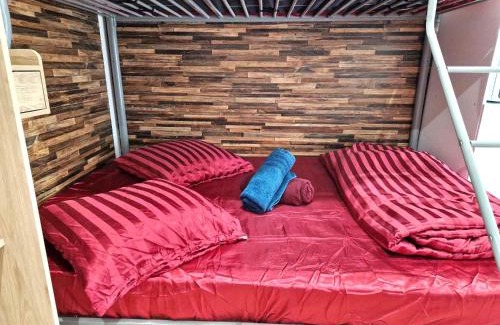 Razac-sur-l'Isle Apartment | 09 - Joli studio avec clim, 2 lits, logement tout équipé pour 1, 2 ou 3 personnes maximum, vue sur parc arboré, parking privatif gratuit, grand fourgon possible, tout le linge de maison est fourni