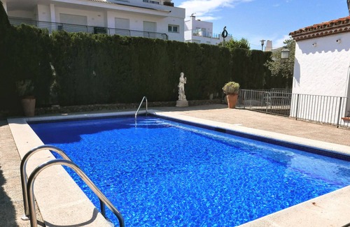 Llanca Villa | 098 Villa to rent with a private garden and pool quiet area