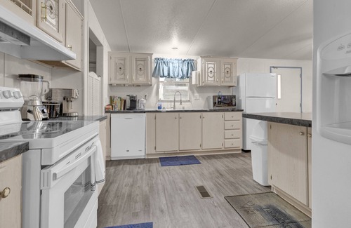 Enchanted Oaks House | 1/2 Acre View 1 Min To Water