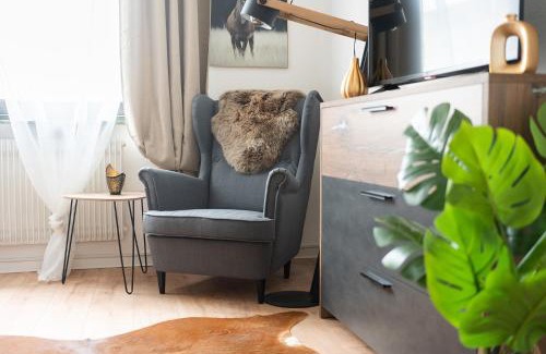 Mittel Apartment | 1-4 Gäste Wohnung W-Lan, Netflix, Amazon, Parken, Arbeitsplatz, 24h Check in ,Vollausgestattet Küche, Handtücher Seife u,v,m für Geschäftsreisende, Paare, Familien ,