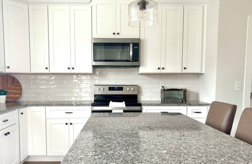 Auburn House | 1.6 MILES FROM JORDAN-HARE!