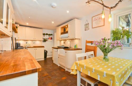 Shanklin House | 1 Apse Castle Cottage - Chocolate Box Cottage, Pet-Friendly 16th Century Cottage, surrounded by Ancient Woodland in Shanklin