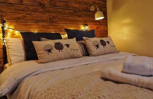 Holsworthy House | 1 Bed Cottage - Hot Tub Pool Wifi Pets