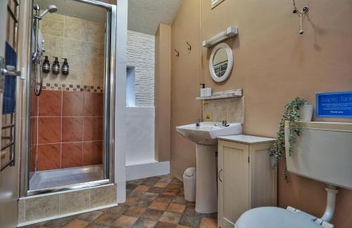 Holsworthy House | 1 Bed Cottage - Hot Tub Pool Wifi Pets