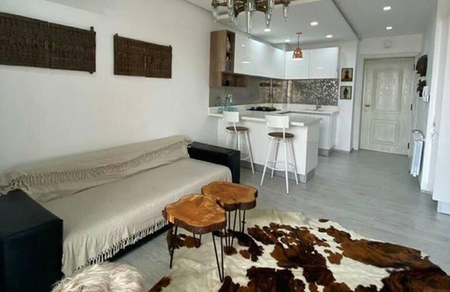 El Menzah Apartment | 1 Bed Flat - Sleeps 2 - Parking - Wifi