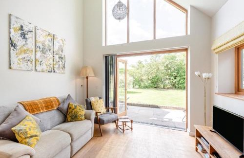 Etchingham House | 1 Bed in Hurst Green 78940