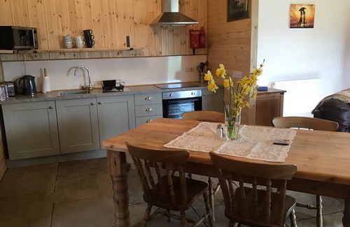 Westbrook Court Cottage | 1 Bed Lodge-Sleeps 4-Pet Friendly-Free Parking