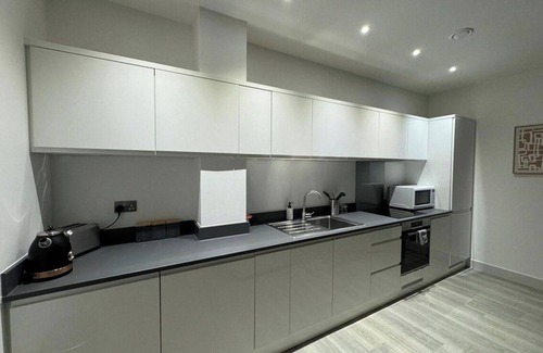 Bracknell Apartment | 1 Bed-sleeps 4-town Centre-10 min to Ascot- Pets