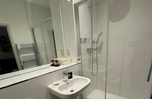 Bracknell Apartment | 1 Bed-sleeps 4-town Centre-10 min to Ascot- Pets