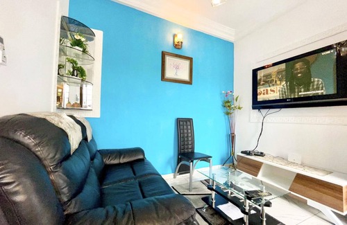 Douala House | 1 Bed Studio Sleeps 2 - Canal Views, Balcony, Wifi