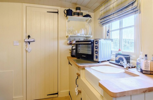 Barnsley Cottage | 1 bedroom accommodation in South Hiendley, near Hemsworth