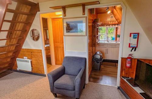 West Laroch Ski Chalet | 1 Bedroom Cabin with Mountain & Loch Views - Quiet Location between Glencoe & Ben Nevis