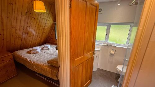 West Laroch Ski Chalet | 1 Bedroom Cabin with Mountain & Loch Views - Quiet Location between Glencoe & Ben Nevis