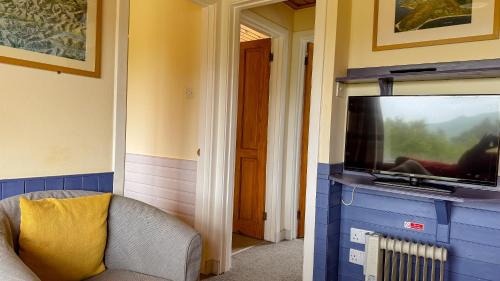 West Laroch Ski Chalet | 1 Bedroom Cabin with Mountain & Loch Views - Quiet Location between Glencoe & Ben Nevis