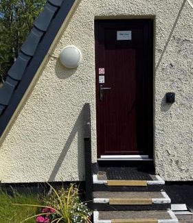 West Laroch Ski Chalet | 1 Bedroom Cabin with Mountain & Loch Views - Quiet Location between Glencoe & Ben Nevis