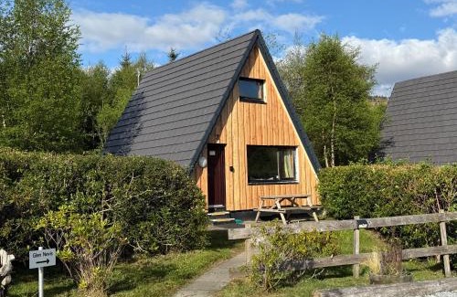 West Laroch Ski Chalet | 1 Bedroom Cabin with Mountain & Loch Views - Quiet Location between Glencoe & Ben Nevis