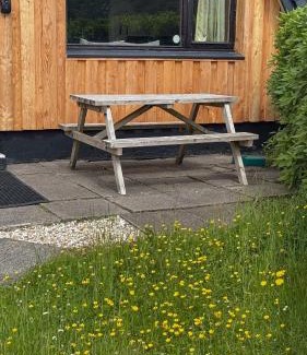 West Laroch Ski Chalet | 1 Bedroom Cabin with Mountain & Loch Views - Quiet Location between Glencoe & Ben Nevis