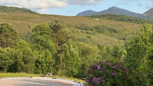 West Laroch Ski Chalet | 1 Bedroom Cabin with Mountain & Loch Views - Quiet Location between Glencoe & Ben Nevis