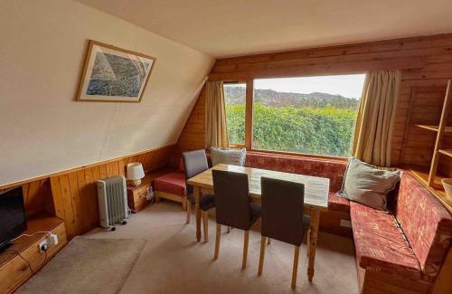 West Laroch Ski Chalet | 1 Bedroom Cabin with Mountain & Loch Views - Quiet Location between Glencoe & Ben Nevis